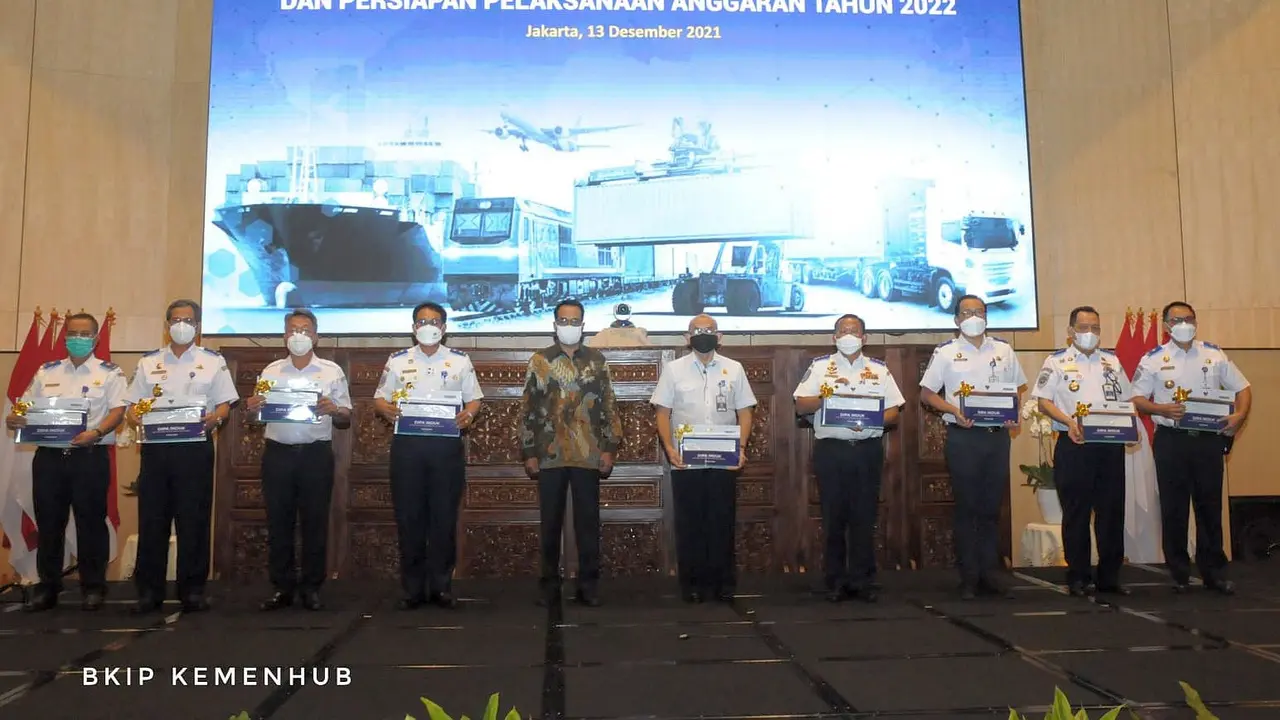Menhub Budi Karya Sumadi menyerahkan Daftar Isian Pelaksanaan Anggaran (DIPA) Induk Tahun 2022 Unit Eselon I Kementerian Perhubungan. (Dok Kemenhub)