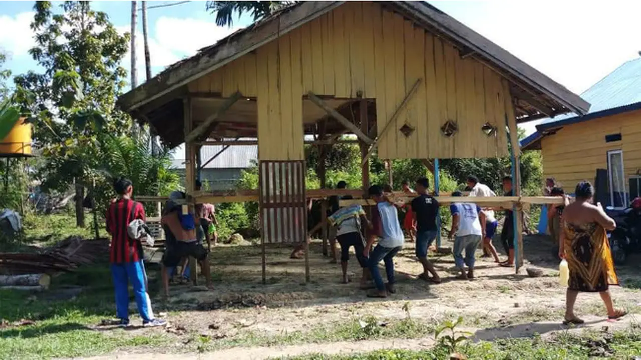 People Power ala Warga Sulawesi Tenggara, Gotong Royong Angkat Rumah Saat Pindahan