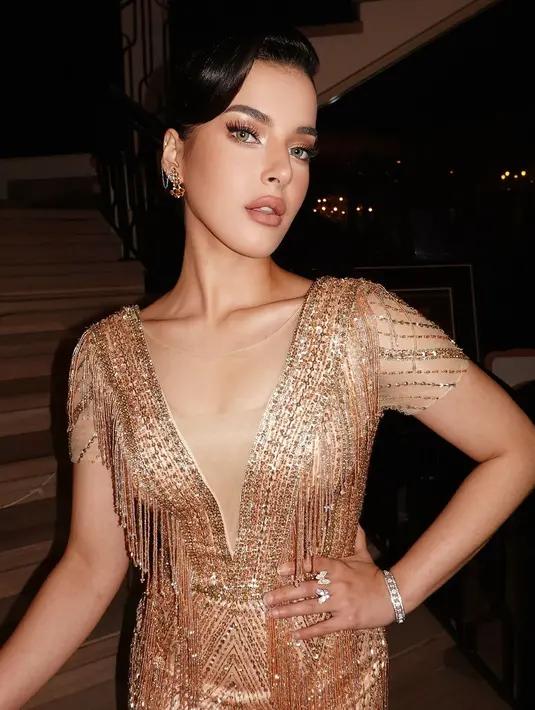 Dalam foto yang beredar, Tasya tampil menawan dengan gaun berwarna emas berkilau yang dihiasi dengan manik-manik dan hiasan detail rumit, menambahkan sentuhan gemerlap layaknya pesta megah yang digambarkan dalam The Great Gatsby.   [@tasyafarasya].