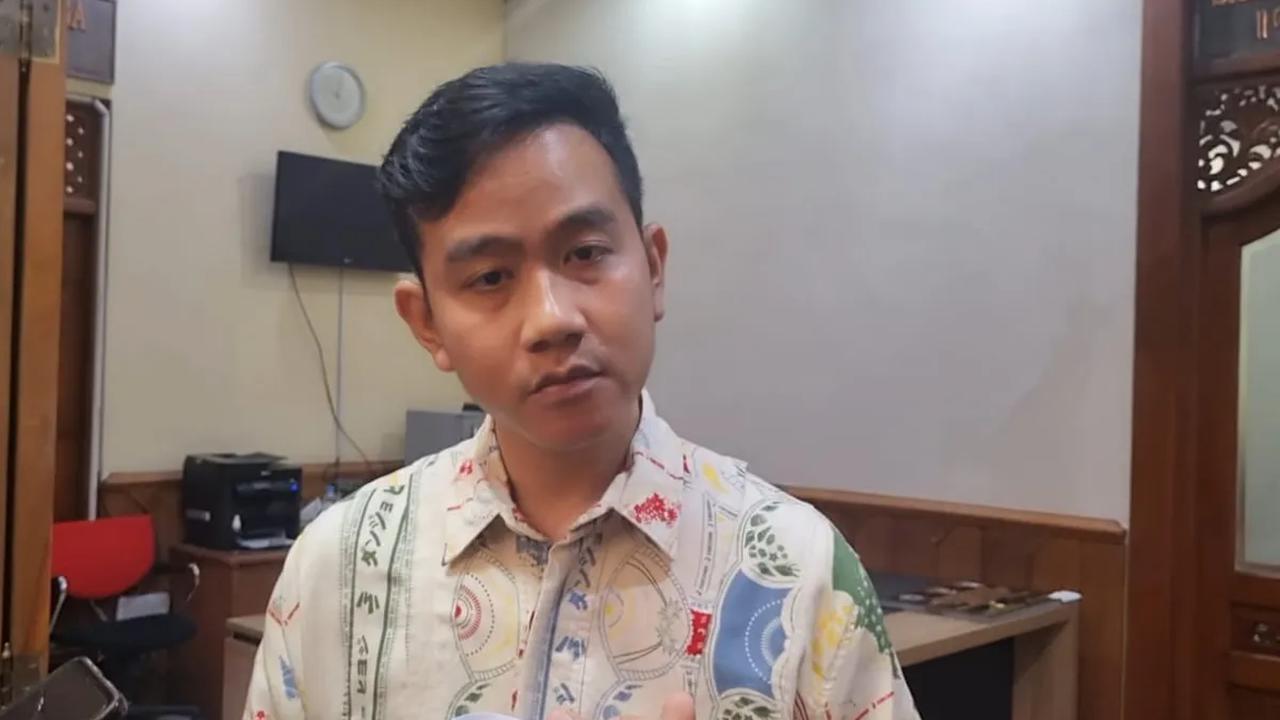 Gibran mengaku tidak tersinggung dengan adanya plesetan itu. Alasannya, peninjauan kembali batasan umur capres dan cawapres, lanjut dia, bukan menjadi kewenangan dirinya.<br>