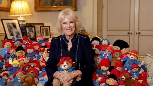 Camilla Pose dengan Puluhan Boneka Beruang sebagai Penghormatan pada Ratu Elizabeth II