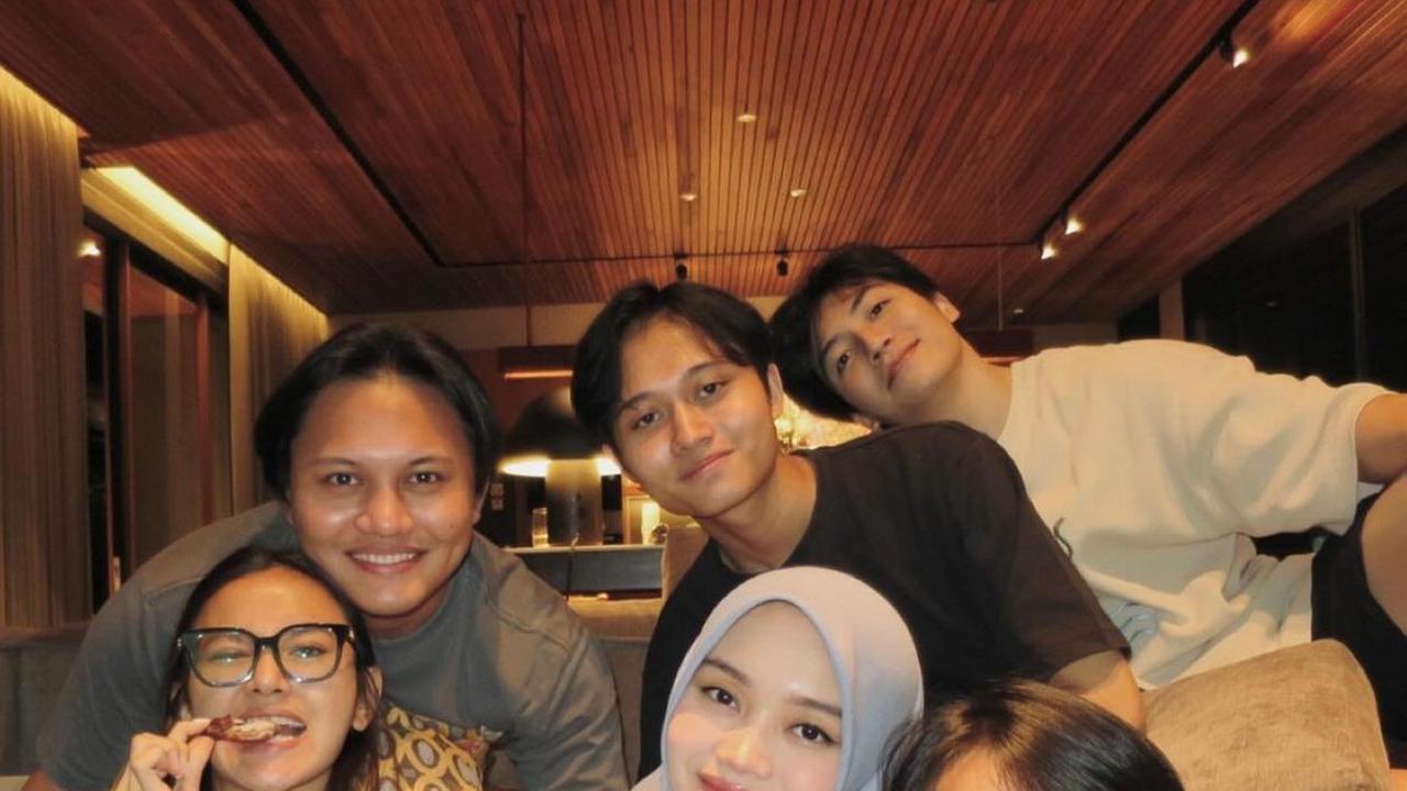 7 Potret Jeffry Reksa Bareng Keluarga Putri Delina, Sudah Akrab - Perlihatkan Kedekatan dengan Mahalini Juga