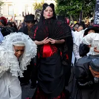 Penampilannya langsung mencuri perhatian karena terasa seperti perpaduan antara pertunjukan opera gelap dan prosesi pemakaman fashion yang megah. [Dok/Givenchy].