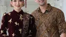 Dalam foto tersebut, tampak Selvi Ananda yang terlihat anggun mengenakan kebaya beludru warna merah dengan detail kerah tinggi dan lengan puffy. [@rama_jee].