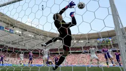 Kiper Jerman, Manuel Neuer berusaha mementahkan bola saat laga Grup A Euro 2024 melawan Hungaria di Stuttgart Arena, Stuttgart, Jerman, Rabu (19/06/2024). (AP Photo/Ariel Schalit)