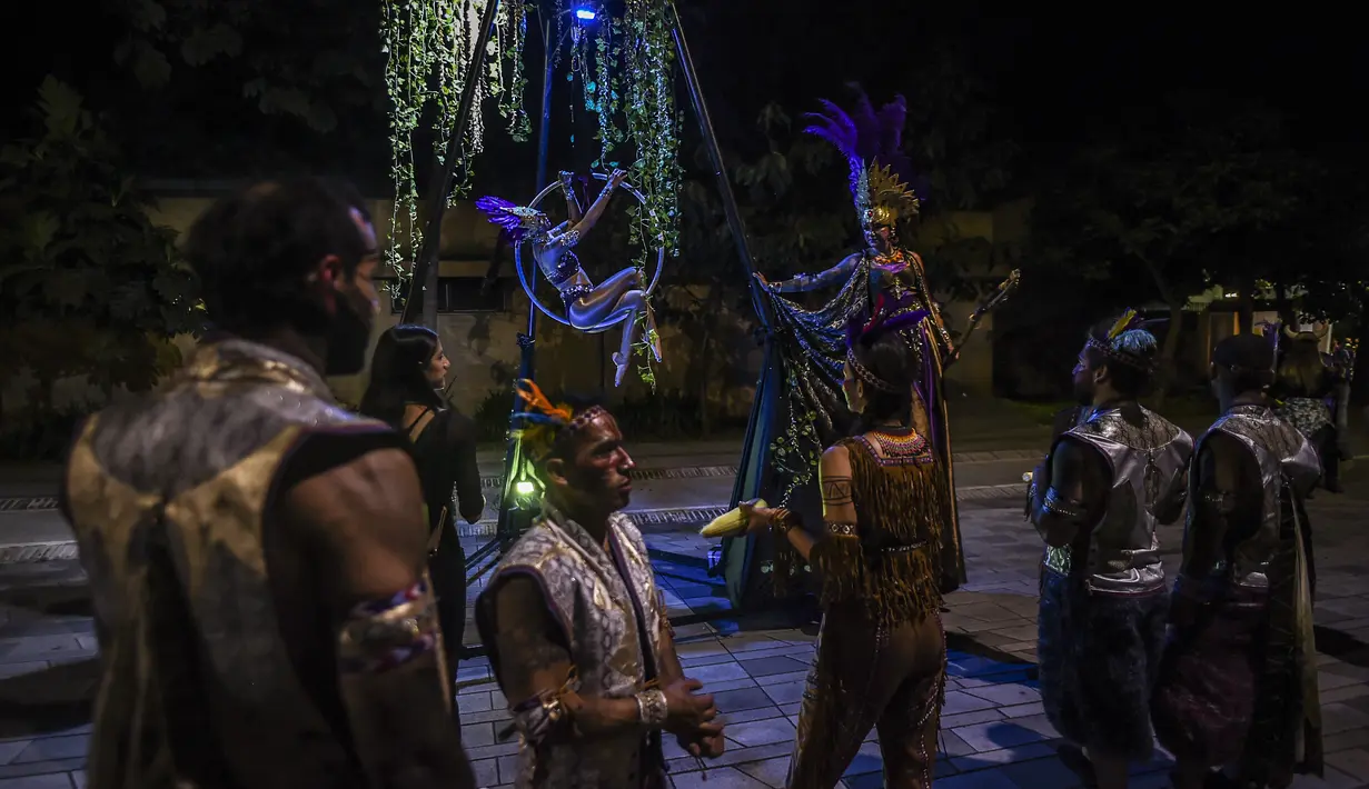 Orang-orang tampil selama parade Mitos dan Legenda di Medellin, Kolombia (8/12/2021). Contoh parade ini adalah Karnaval Barranquilla, Pameran Cali dan Festival Bunga, di mana parade makhluk legendaris berlangsung di Pueblito Paisa Medellín, di puncak bukit Nutibara. (AFP/Joaquin Sarmiento)