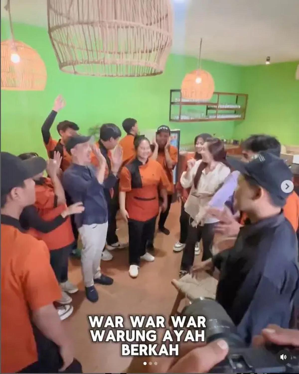 6 Potret Ayu Ting Ting di Pembukaan Cabang Warung Makan Ayah Ojak, Beri Dukungan