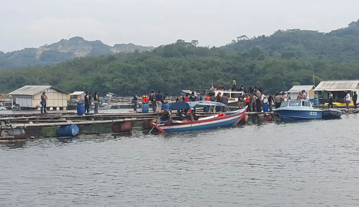 Suasana sekitar rumah terapung terduga terosis usai digrebek Densus 88 di Waduk Jatiluhur, Purwakarta, Jawa Barat, Minggu (25/12). Terjadi baku tembak yang menewaskan 2 terduga teroris. (Foto: Istimewa)