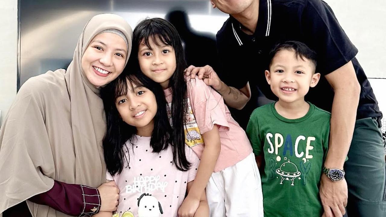 8 Artis yang Tetap Kompak dan Akur dengan Mantan Pasangannya