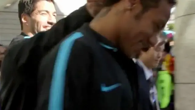 Luis Suarez penyerang Barcelona berbuat iseng pada rekan setimnya Neymar saat keduanya dalam persiapan jelang final Piala Dunia Antar Klub 2015 di Yokohama, Jepang. Sumber video diunduh dari channel Youtube Barcelona.