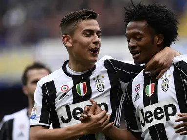 Striker Juventus, Paulo Dybala, merayakan gol yang dicetak Juan Cuadrado ke gawang Sampdoria pada laga Liga Italia di Stadion Luigi Ferraris, Italia, Minggu (19/3/2017). Sampdoria kalah 0-1 dari Juventus. (AFP/Miguel Medina)