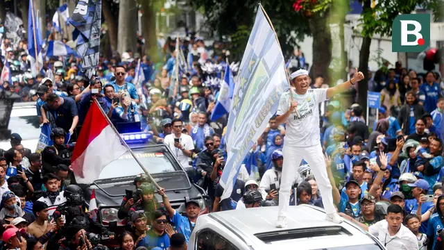 Foto: Lepas Baju Saat Pawai, KDM Larut Dalam Perayaan Pesta Persib Juara