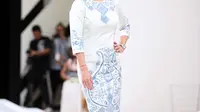 Dalam rangka menyambut perayaan Hari Kartini, Senayan City bekerjasama dengan gelaran fashion nation memperagakan busana karya Irwan Tirta Private Collection. (Nurwahyunan/Bintang.com)