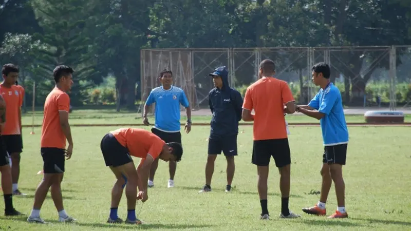 Joko Susilo memimpin latihan para pemain Arema FC