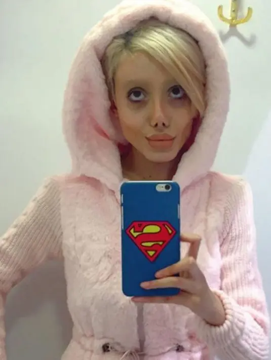 Seperti yang diwartakan Daily Mail, Sahar telah melakukan operasi plastik sebanyak 50 kali dan dengan bangga ia menyebut dirinya telah mirip dengan Angelina Jolie.  (Instagram/sahartabar_official)