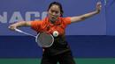 Tunggal putri, Ruselli Hartawan, beraksi saat melawan tunggal Malaysia, Kisona Selvaduray, pada laga final Bulutangkis di SEA Games 2019 di Multinlupa Sports Complex, Senin (9/12). Ruselli meraih perak setelah kalah dengan skor 22-20, 14-21 dan 13-21. (Bola.com/M Iqbal Ichsan)