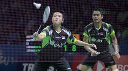 Gaya Liliyana Natsir mengembalikan kok saat melawan pasangan Malaysia, Tan Kian/Lai Peng pada babak pertama Indonesia Open 2018 di Istora Senayan, Jakarta, (3/6/2018). Tontowi/Liliyana menang 21-11 21-14.  (Bola.com/Nick Hanoatubun)