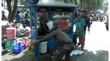 Razia PKL berujung protes para pedagang, Razia Satpol PP, di kawasan Citywalk Sudirman, Jakarta Pusat berujung protes para pedagang, mereka memprotes upaya petugas