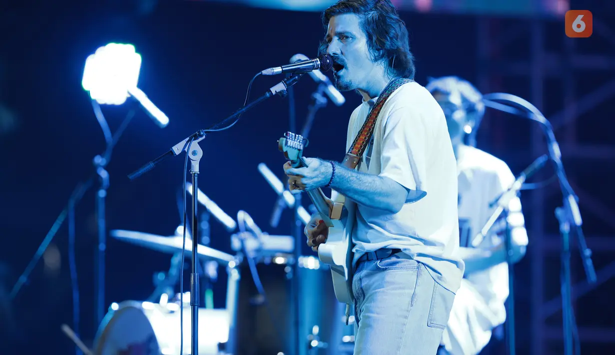 Band breeze-pop asal Austin, Texas, Summer Salt tampil menghibur penonton dalam gelaran LaLaLa Fest 2026 di JIExpo Kemayoran, Jakarta, Sabtu (22/8/2026). Grup yang dibentuk Matthew Terry dan Eugene Chung pada 2012 tersebut menghadirkan musik bernuansa santai dan hangat yang menjadi ciri khas mereka. Penampilan Summer Salt mendapat sambutan antusias dari penonton yang menikmati alunan lagu serta aksi panggung mereka. (KLY/Budy Santoso)