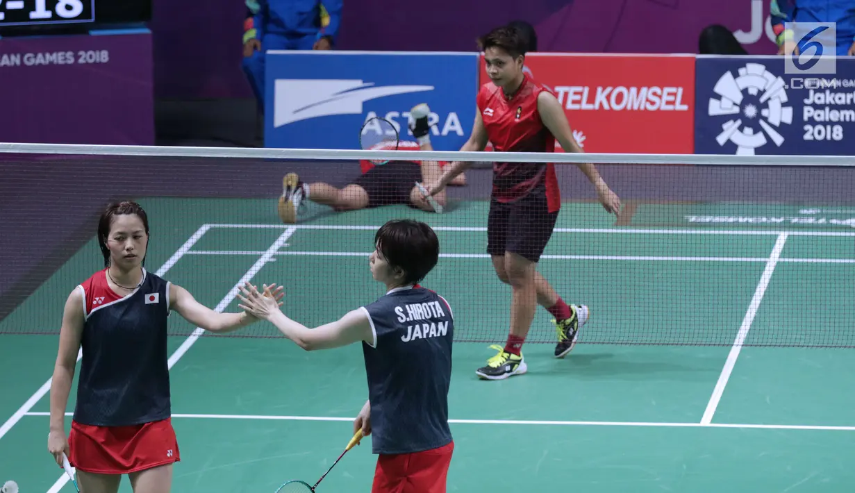 Ganda putri Indonesia, Greysia Polii/Apriyani Rahayu saat melawan pemain Jepang, Yuki Fukushima/Sayaka Hirota pada semifinal Bulutangkis Beregu Putri Asian Games 2018 di Jakarta, Selasa (21/8). (Liputan6.com/Helmi Fithriansyah)