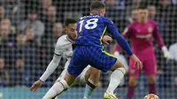 Gelandang Chelsea Ross Barkley diadang lawan pada laga Liga Inggris melawan Burnley di Stamford Bridge, Sabtu (6/11/2021). (AP Photo/Frank Augstein)