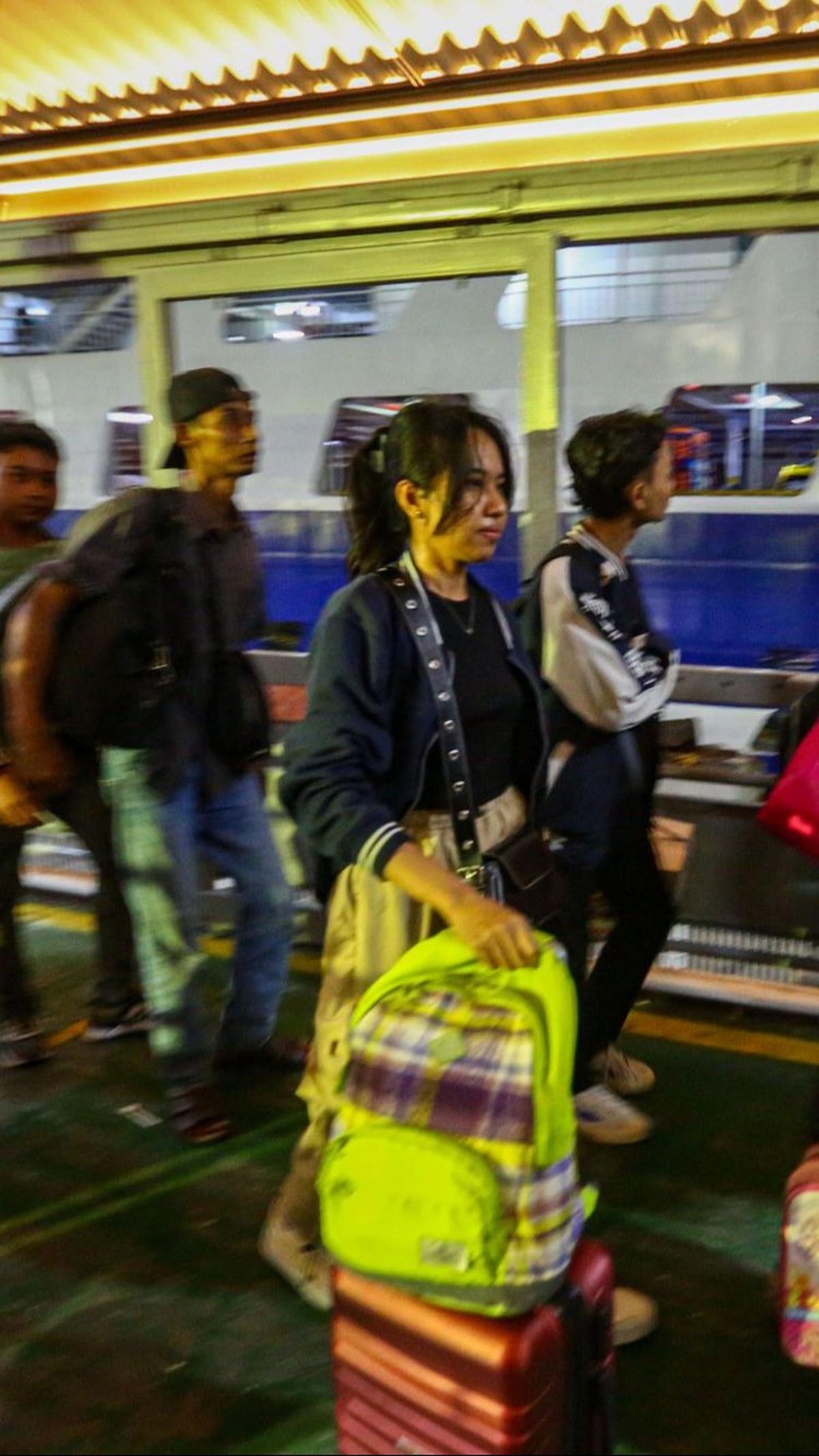 Pemudik pejalan kaki terpantau memadati gang way menuju kapal penyeberangan di Dermaga 3 Pelabuhan Merak, Cilegon, Banten, Sabtu (6/4/2024).&nbsp; Liputan6.com/Angga Yuniar