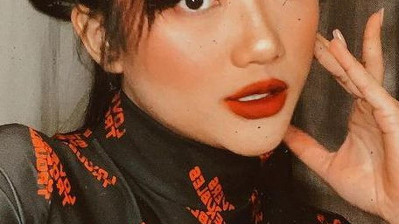 Model rambut panjang berponi pun juga sempat diperlihatkan Marion Jola.