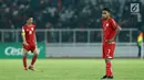 Pemain Persija, Ramdani Lestaluhu (kanan) usai dikalahkan Home United pada laga kedua Semifinal Zona Asia Tenggara Piala AFC 2018 di Stadion GBK, Jakarta, Selasa (15/5). Persija kalah 1-3. (Liputan6.com/Helmi Fithriansyah)