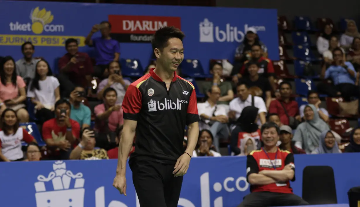 Pebulutangkis  PB Djarum Kudus, Kevin Sanjaya, tersenyum saat melawan wakil PBAD Bandung di Britama Arena, Jakarta, Rabu (19/12). Kevin Sanjaya/ Akbar Bintang menang 21-9 21-17 atas Aji Firmansyah/Briliant Rachmat. (Bola.com/M Iqbal Ichsan)