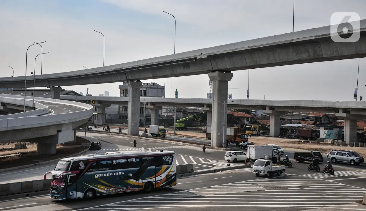 Kendaraan saat melintasi Enam Ruas Tol Dalam Kota Segmen Kelapa Gading-Pulogebang, Jakarta, Senin (23/8/2021). Jalan tol segmen Kelapa Gading-Pulo Gebang telah diresmikan pada hari ini oleh Presiden Joko Widodo. (merdeka.com/Iqbal S Nugroho)