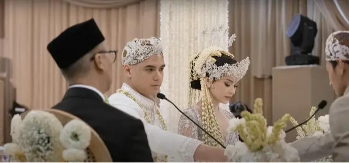 Potret Detail Dekorasi Akad Nikah Al Ghazali dan Alyssa Daguise, Elegan dengan Nuansa Gold dan Putih