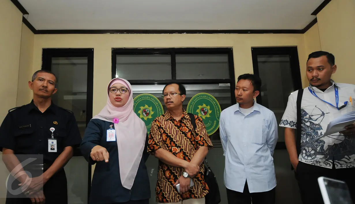 Mantan Kepsek SMAN 3 Jakarta Retno Listyarti (kedua kiri) saat berbicara dengan wartawan usai mengajukan pendaftaran gugatan di PTUN Jakarta, Selasa (4/8/2015). Retno mengajukan sembilan alasan pembatalan pemberhentiannya. (Liputan6.com/HelmiFithriansyah)