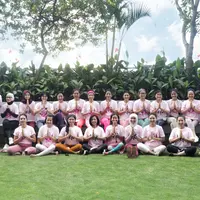 Sebuah acara penggalangan dana di bulan kanker payudara bersama di hotel Fairmont Jakarta.