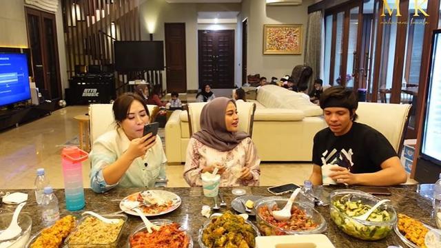 tta Halilintar saat bersama sang istri, Aurel Hermansyah, menjadi tamu di kanal YouTube Maharani Kemala.