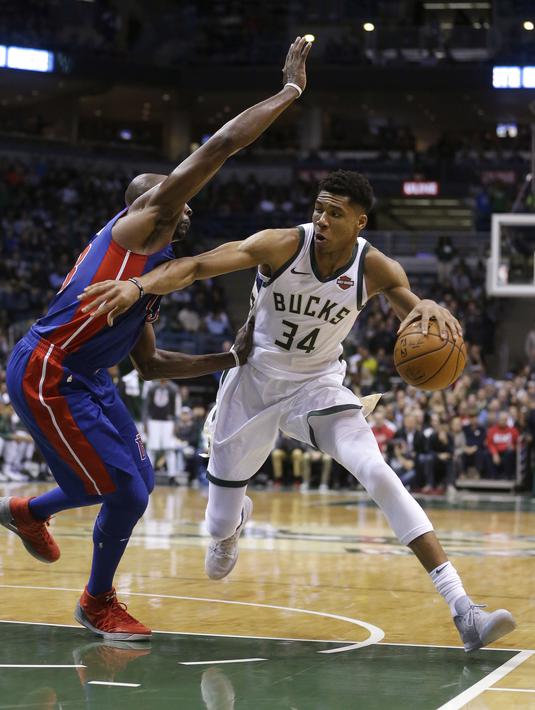 Aksi pemain Bucks, Giannis Antetokounmpo (34) melewati adangan pemain Detroit Pistons, Anthony Tolliver pada laga NBA basketball game di Bradley Center, Milwaukee, (15/11/2017). Bucks menang 99-95. (AP/Aaron Gash)