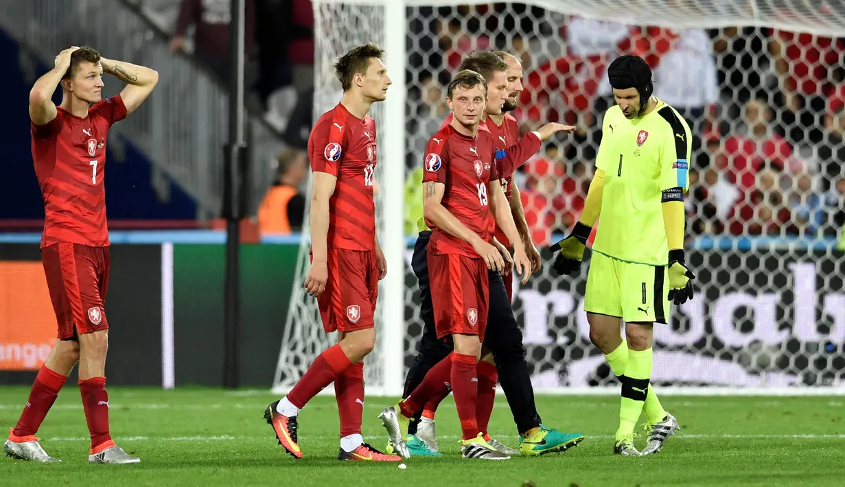Para pemain Republik Ceska terlihat lemas usai kalah dari Turki 0-2 Pada laga grup D Euro Cup 2016 di Stadion Bollaert-Delelis, Lens (22/6/2016) dini hari WIB. (AFP/Phileppe Lopez)
