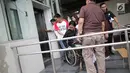 Petugas membantu penyandang disabilitas menaiki lift di Stasiun LRT Veldrome, Jakarta, Sabtu (27/4). Kegiatan yang diikuti Jakarta Barrier Free Tourism (JBFT) tersebut untuk mengenalkan kereta Lintas Rel Terpadu (LRT)  lebih dekat kepada masyarakat. (Liputan6.com/Faizal Fanani)