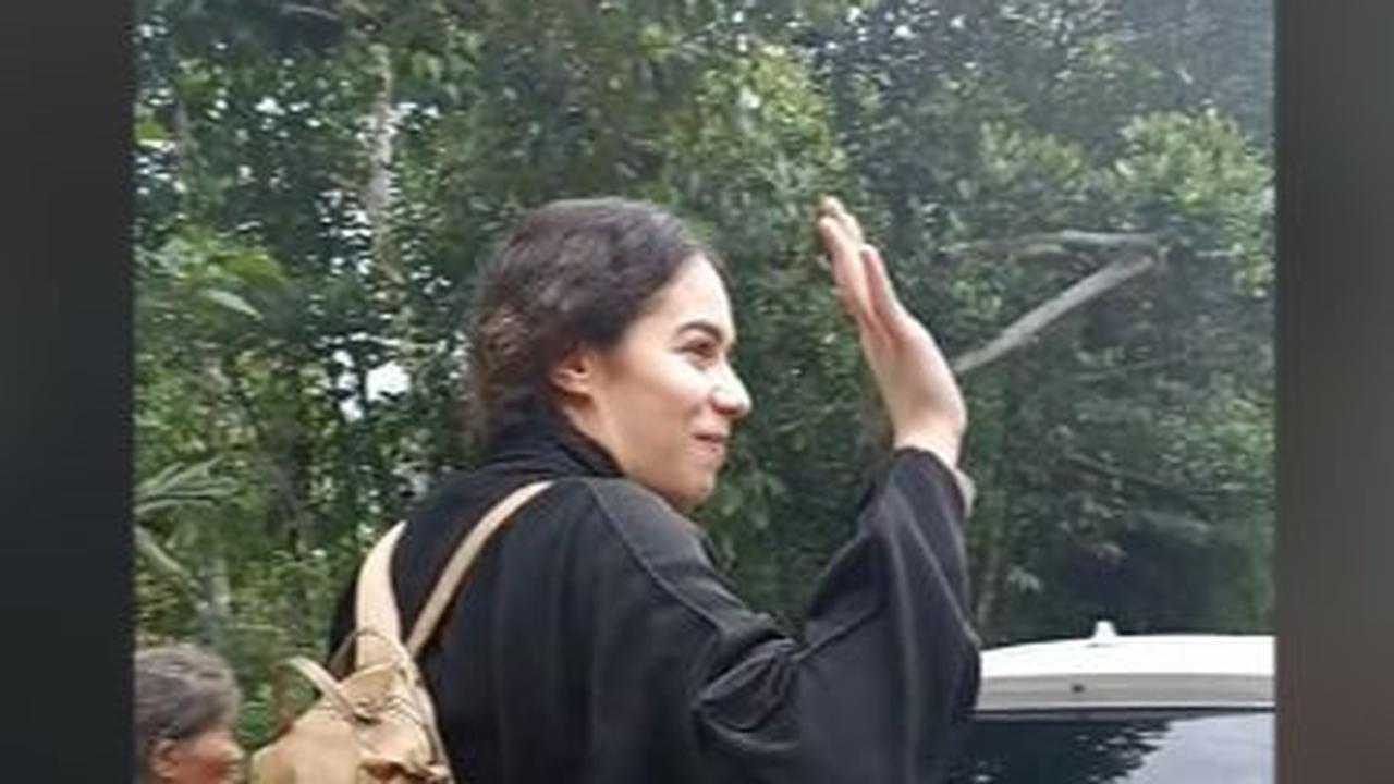 Momen TKW Indonesia diantar pulang oleh anak majikan sampai ke Tanah Air ini sontak mencuri perhatian masyarakat. Bukan hanya warga sekitar, namun juga masyarakat luas. Berbagai komentar pun membanjiri unggahan tersebut.<br>