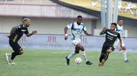 Pemain PSIS Semarang, Boubakary Diarra (tengah) saat melawan Dewa United pada laga pekan ke-8 BRI Liga 1 2023/2024 di Stadion Indomilk Arena, Tangerang, Senin (14/8/2023). PSIS Semarang menang telak 4-1 atas Dewa United. (Bola.com/M Iqbal Ichsan)