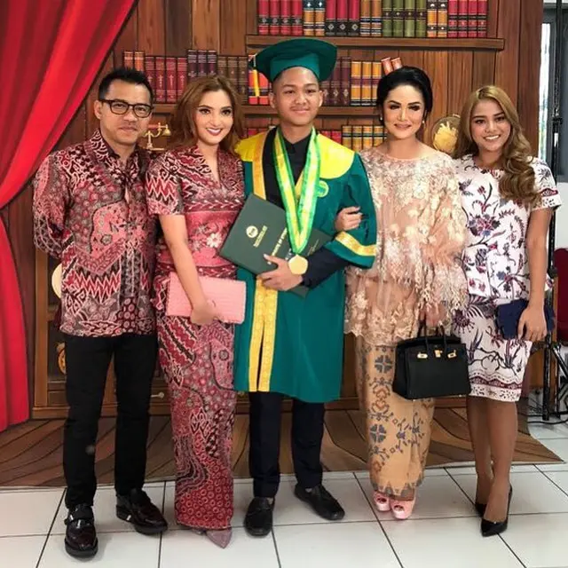 Sudah Cerai, 6 Mantan Pasangan Artis Ini Tetap Kompak Dampingi Anak Wisuda