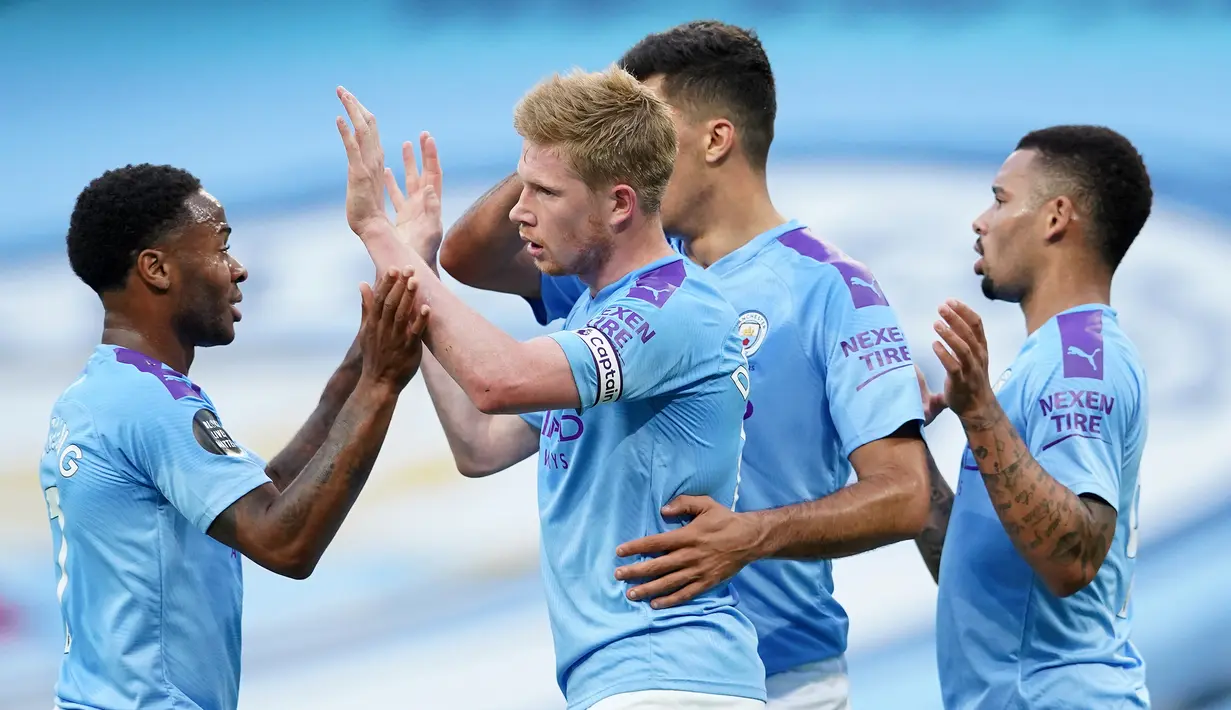 Pemain Manchester City merayakan gol yang dicetak Kevin De Bruyne ke gawang Liverpool pada laga lanjutan Premier League pekan ke-32 di Stadion Etihad, Jumat (3/7/2020) dini hari WIB. Manchester City menang 4-0 atas Liverpool. (AFP/Dave Thompson/pool)