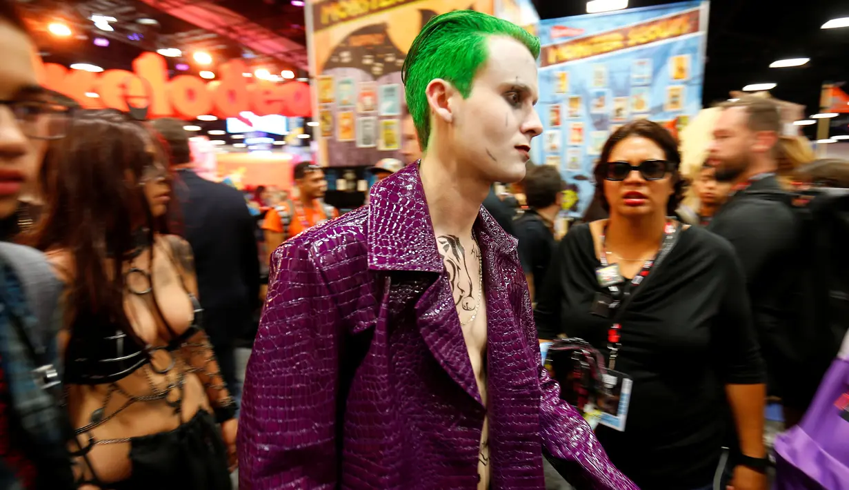 Seorang peserta berjalan menggunakan kostum sepert The Joker selama hari pembukaan dari Comic-Con International di San Diego, California, Amerika Serikat, (21/7). (REUTERS/Mike Blake)