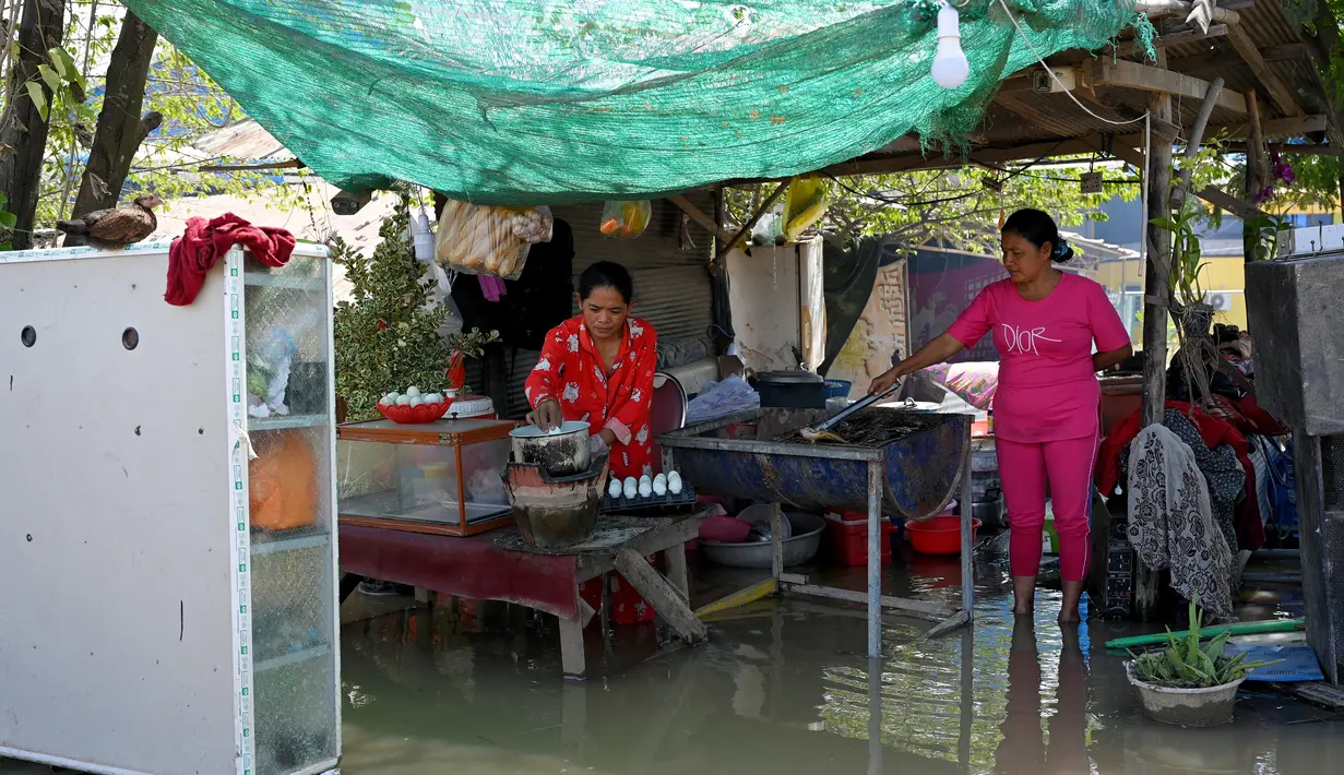 Penh, Kamboja (26/10/2021). Kementerian Sumber Daya Air dan Meteorologi telah mengeluarkan pemberitahuan pada hari Senin tentang situasi cuaca, mengkonfirmasikan risiko banjir di 14 ibu kota dan provinsi Kamboja. (AFP/Tang Chhin Sothy)