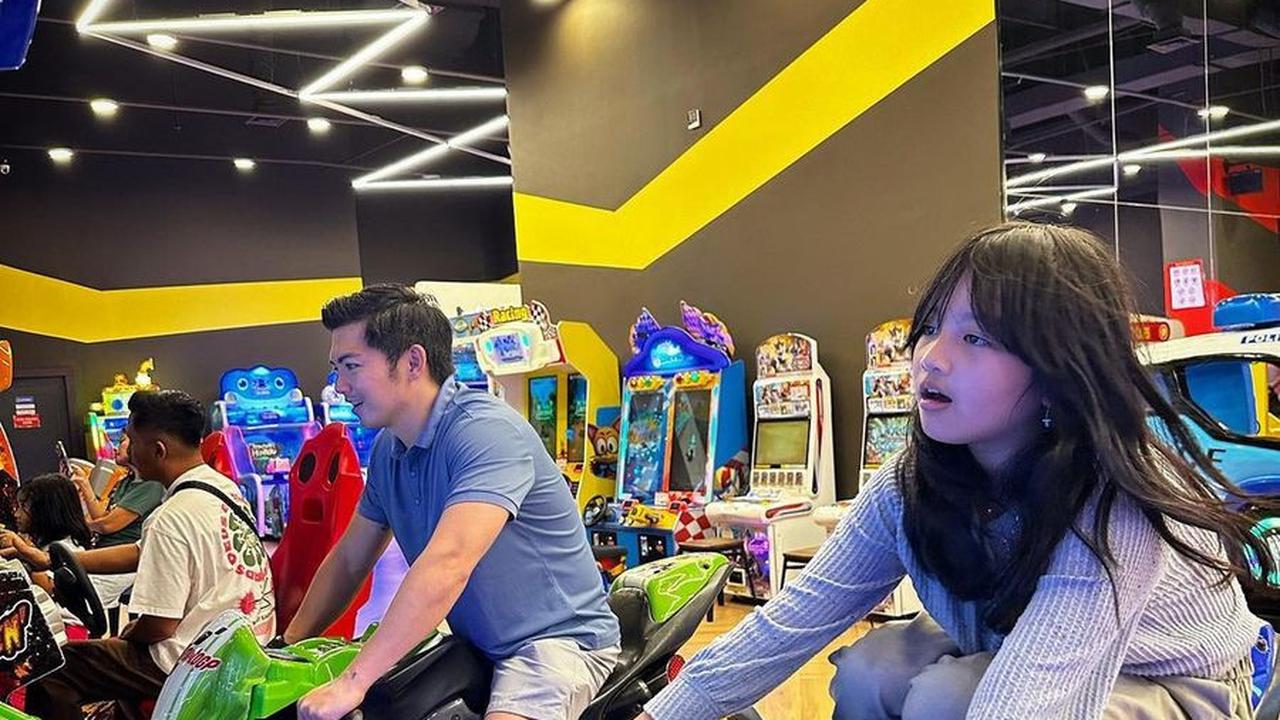 Akrab Banget, Ini 9 Potret Kebersamaan Nicky Tirta dan Ellyna yang Beranjak ABG