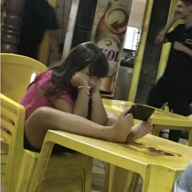 7 Pose Nyeleneh Orang Saat Main Ponsel Ini Kocak