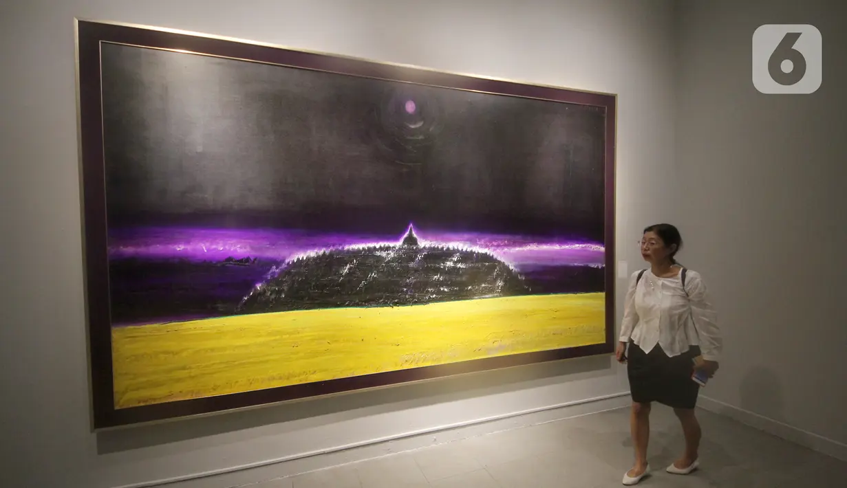 Pengunjung melihat lukisan pada pameran tunggal Srihadi Soedarsono - Man x Universe di Galeri Nasional, Jakarta, Rabu (11/3/2020). Pameran yang berlangsung hingga 9 April terdiri dalam empat rumpun besar, yaitu Social Critics, Dynamic, Human & Nature, Contemplation. (Liputan6.com/HO/Andry)