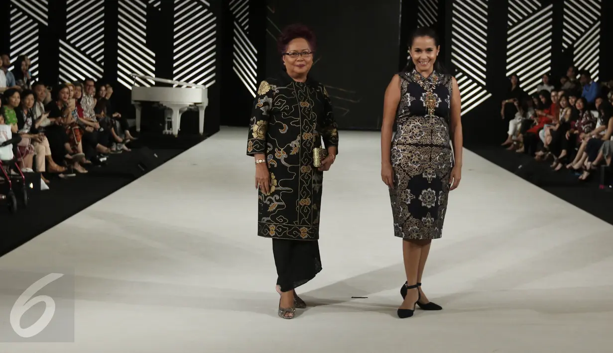 Sjamsidar Isa bersama Aida Nurmala berpose diatas panggung mengenakan busana rancangan Era Soekamto  dalam pagelaran The Iconic Women Senayan City Fashion Nation ke-11, Jakarta, Rabu (12/4). (Liputan6.com/Herman Zakharia)