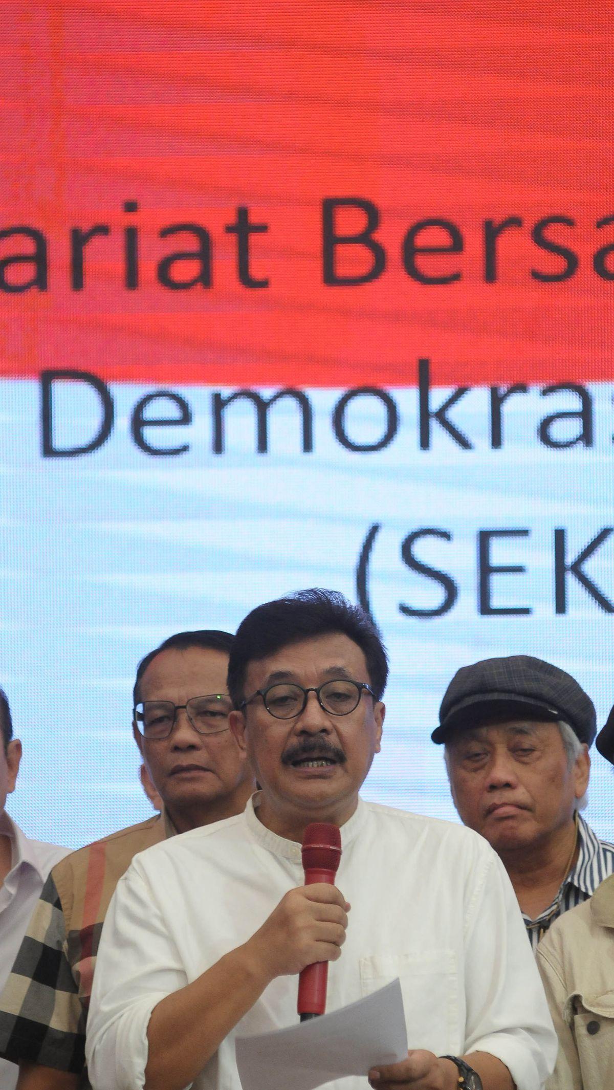 Relawan 03 Ganjar Mahfud Rudi Kamri berbicara saat deklarasi&nbsp;pembentukan Front Penyelamat Demokrasi dan Reformasi (F-PDR) di Jakarta, Sabtu (9/3/2024).
