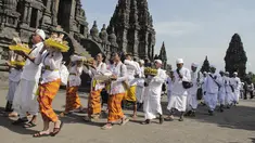 Umat Hindu melakukan pradaksina atau berjalan mengitari Candi Prambanan di Sleman, Yogyakarta, Selasa (21/3/2023). upacara Tawur Agung Kesanga, tepatnya dilaksanakan pada Tilem sasih Kesanga dan dilaksanakan pada waktu tengah hari. (AP Photo/Slamet Riyad)