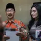 Bupati Kabupaten Solok Selatan Muzni Zakaria dan anggora Fraksi PDIP Rieke Diah Pitaloka ke Kemenpan-RB untuk menyerahkan berkas CPNS dokter gigi Romi.(Foto: Dokumentasi Humas Kemenpan-RB)